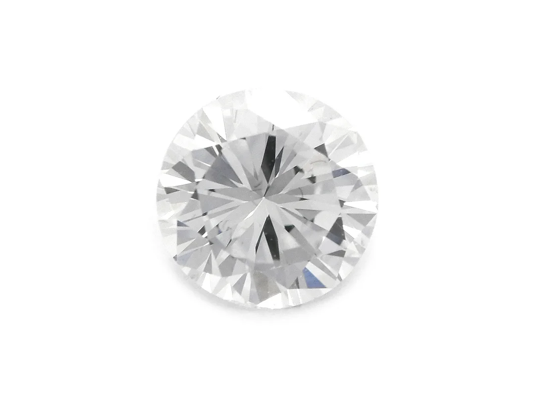 DIAMANT, briljantslipad, 0,69 ct, ca W(H)/inverterad natural vid rondisten, i övrigt mycket små inneslutningar, ej helt rund. — Ädelstenar/Diamanter — Kaplans