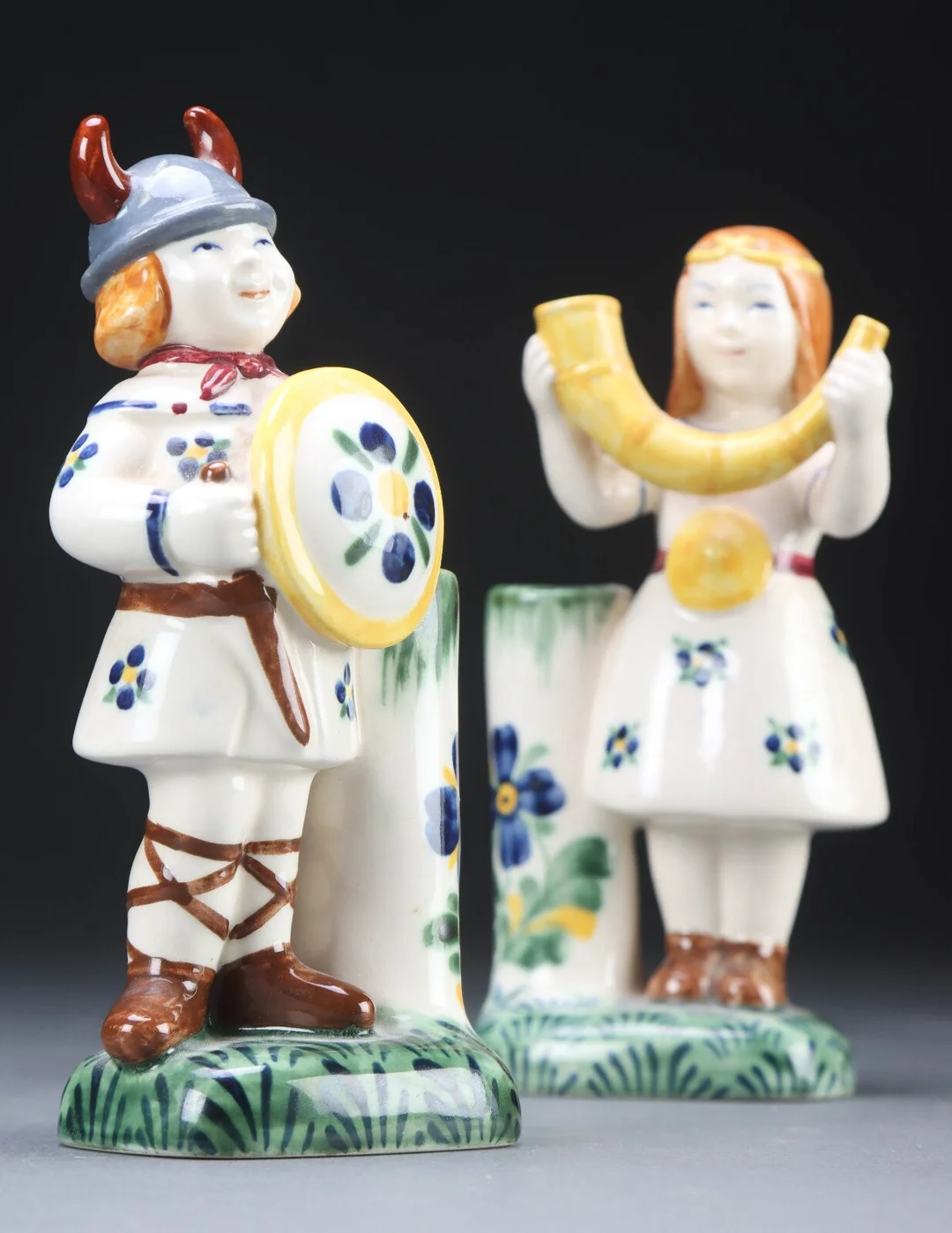 Aluminia. Børnehjælpsfigurer 'Vikingen' og 'Pigen med guldhornet' (2) — Glass, porcelain and ceramics/Figures — Lauritz