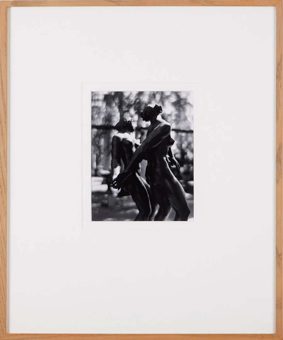 BRUNO EHRS (FÖDD 1954). Motiv av Danserskor (Carl Milles), signerat och daterat a tergo Bruno Ehrs 19 06/06 90, silvergelatinfotografi. — Photography — Stockholms Auktionsverk Magasin 5