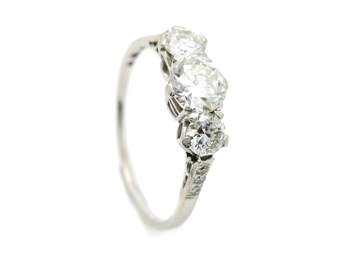 RING, 18K vitguld, 3 medium- och 6 åttkantslipade diamanter 1,15 ctv enligt gravyr, ca W(H)/VS, Gd&Co, Malmö 1935, stl 17 mm, vikt 2,3 g, tunn skena, mittstenen mindre skadad vid rondisten, en åttkantslipad diamant skadad. — Smycken/Ring — Kaplans