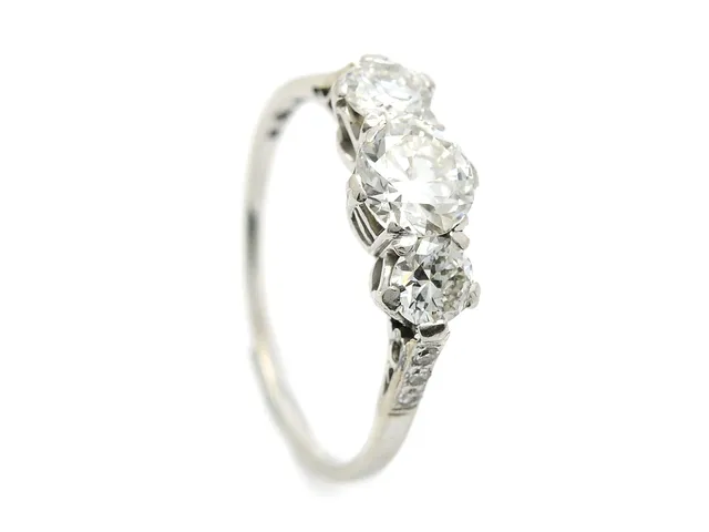 RING, 18K vitguld, 3 medium- och 6 åttkantslipade diamanter 1,15 ctv enligt gravyr, ca W(H)/VS, Gd&Co, Malmö 1935, stl 17 mm, vikt 2,3 g, tunn skena, mittstenen mindre skadad vid rondisten, en åttkantslipad diamant skadad.