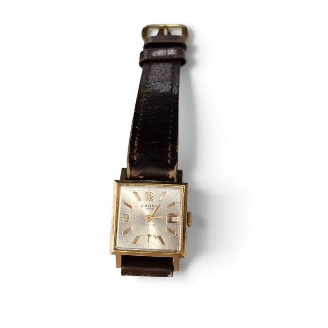 CAUNY SYLVIE. Swiss made. Reloj de pulsera en acero con baño de oro amarillo de 10 micras. Movimiento mecánico a cuerda. Circa 1965-70.