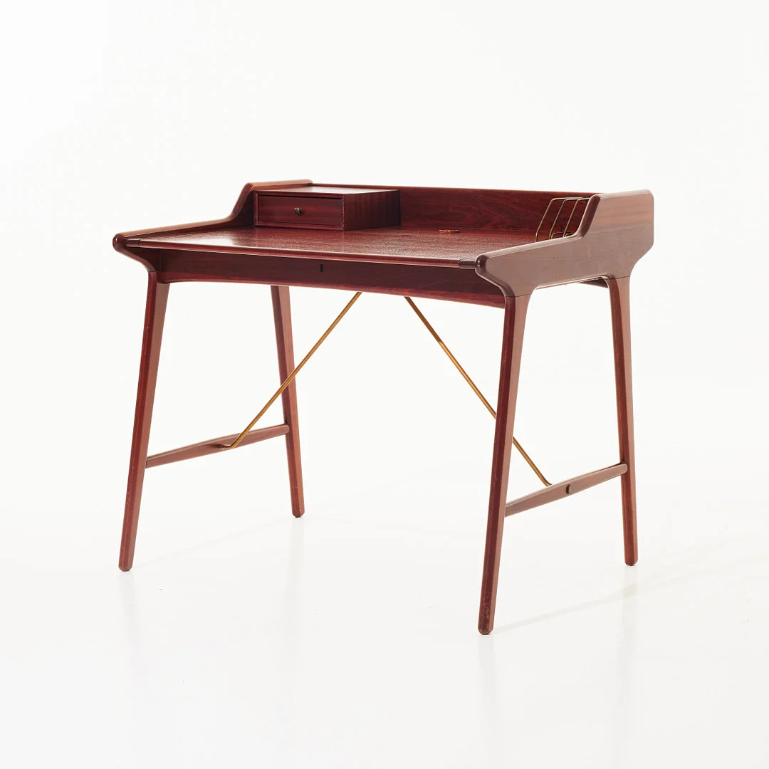 SVEND AAGE MADSEN. skrivbord, K. Knudsen and Søn, Danmark, 1960-tal, fanerad i teak, skivan med uppsatslåda samt brevställ i mässing, utdragbar skiva med invändig förvaring. — Tables — Stockholms Auktionsverk Magasin 5