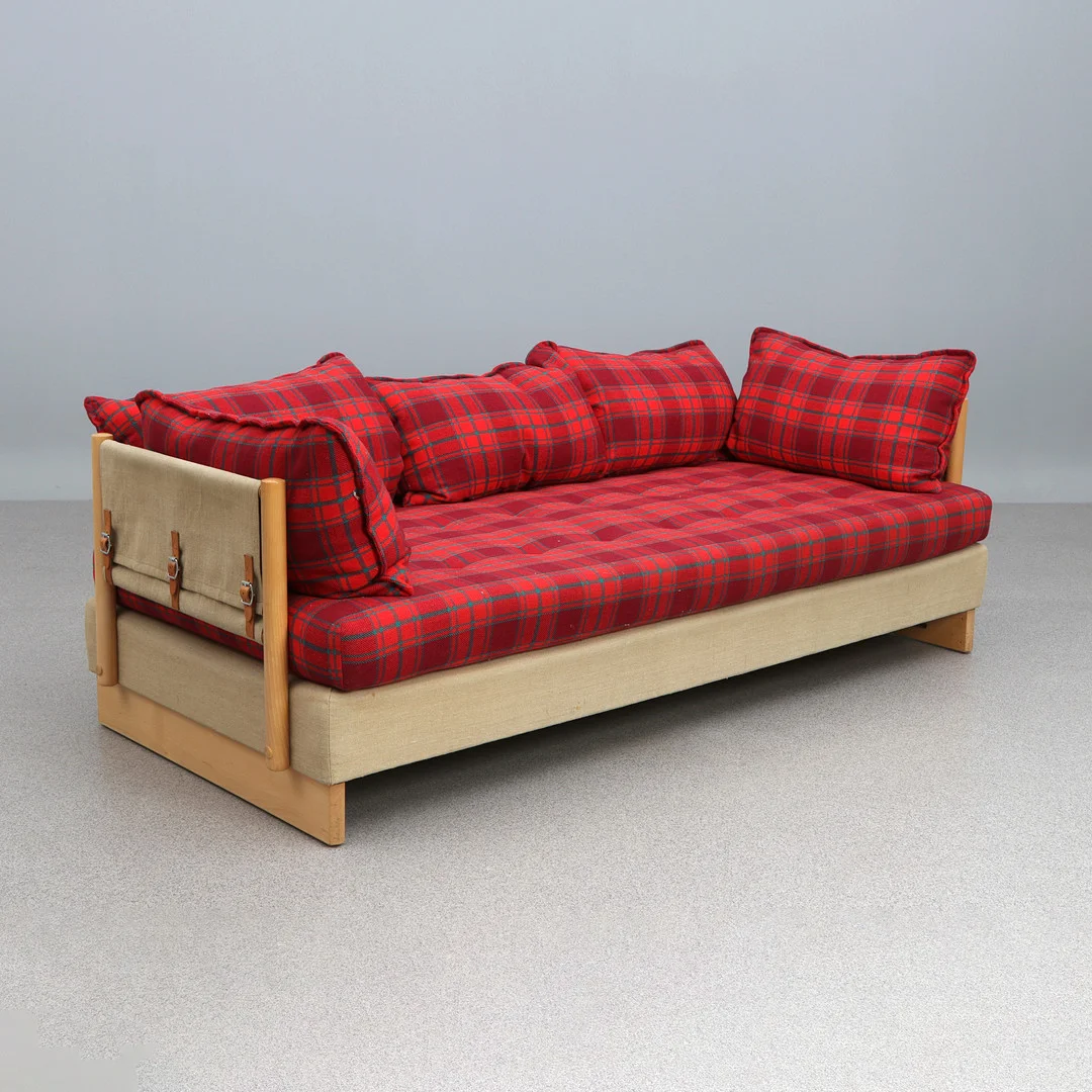 BROR BOIJE. DUX, BÄDDSOFFA. Bok, klädsel i canvas och textil. 1900-talets andra hälft. — Sofas & Seatings — Skånes Auktionsverk