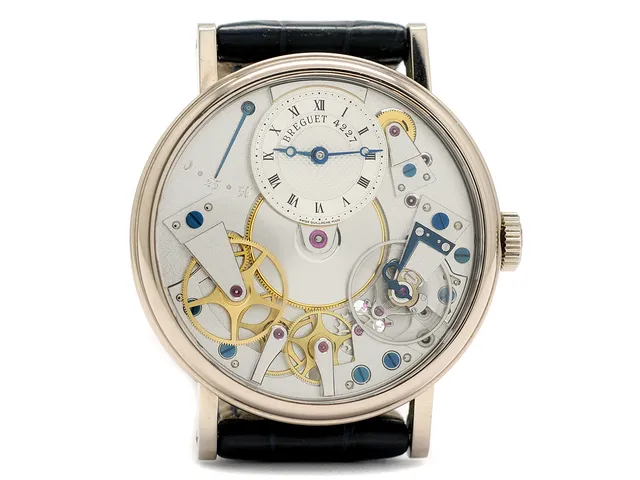 BREGUET, Tradition, Cal 507 DR, Serie nr. 4227, Ref nr. 7027 BB119V6, Boett nr. 4227 Z, herrur, 38 mm, 18K vitguld, manuell, safirglas, glasbaksida, läderband, originalspänne i 18K vitguld, cert, april 2008, box, ytterkartong.
