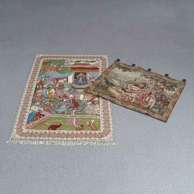 VÄGGTEXTILIER, TVÅ ST. Bonad, Kashmir/Indien samt textil, europeisk maskinvävd.
