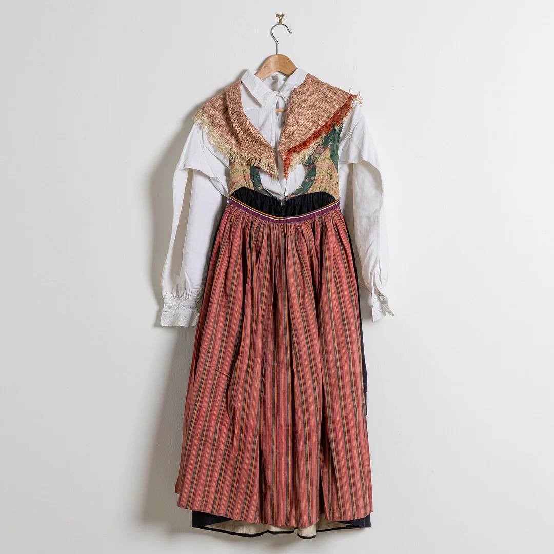 FOLKDRÄKT / HÄRADSDRÄKT, Bara/Torna härad, Sydvästra Skåne 1800-tal. — Other — Stockholms Auktionsverk Helsingborg