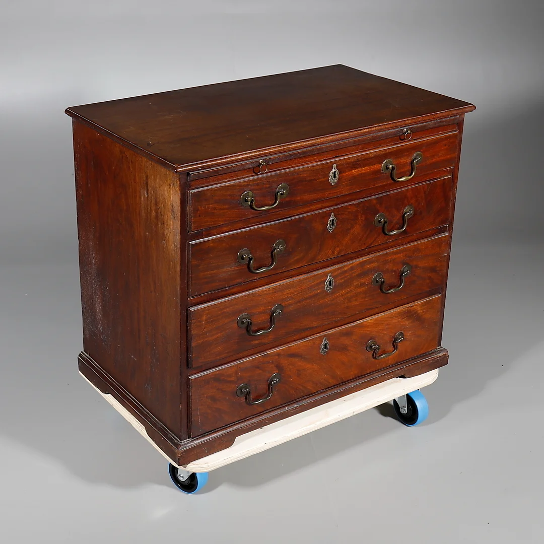 A GEORGE III MAHOGANY BACHELOR’S CHEST OF DRAWERS. — Chests of drawers — Dreweatts Online