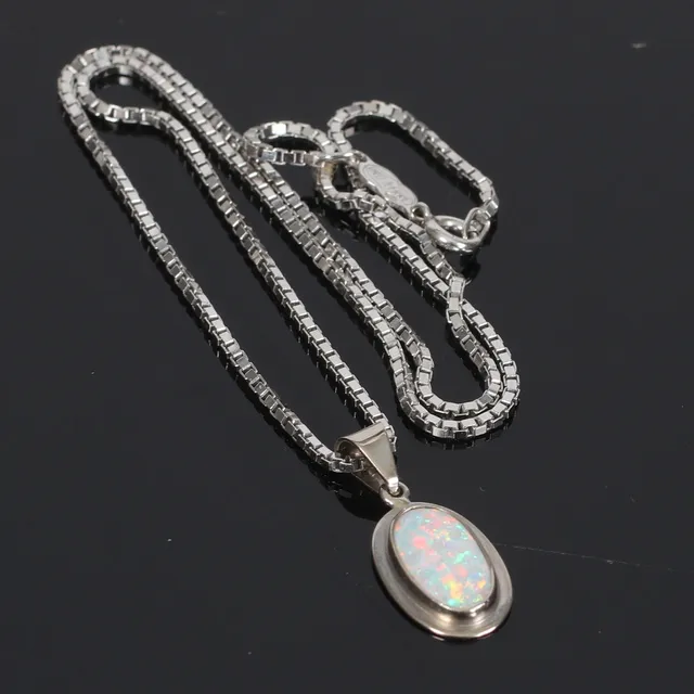 HÄNGE med KEDJA, vit guld, med cabochonslipad vit opal, Unoaerre, Italien. 1900-talets andra hälft. Vikt 8,5 gram.