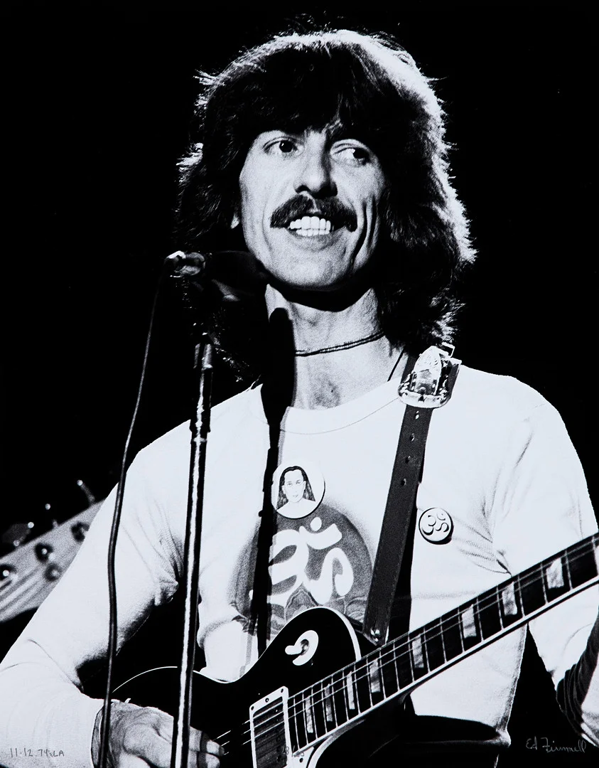 ED FINNELL (USA/SVERIGE, FÖDD 1956). George Harrison, "Dark Horse Tour'', Los Angeles, 12 November 1974, signerad och numrerad 26/50, analogt (darkroom made) fotografi, Silvergelatin på ilford multigrade v rc-papper. — Photography — Stockholms Auktionsverk Sickla
