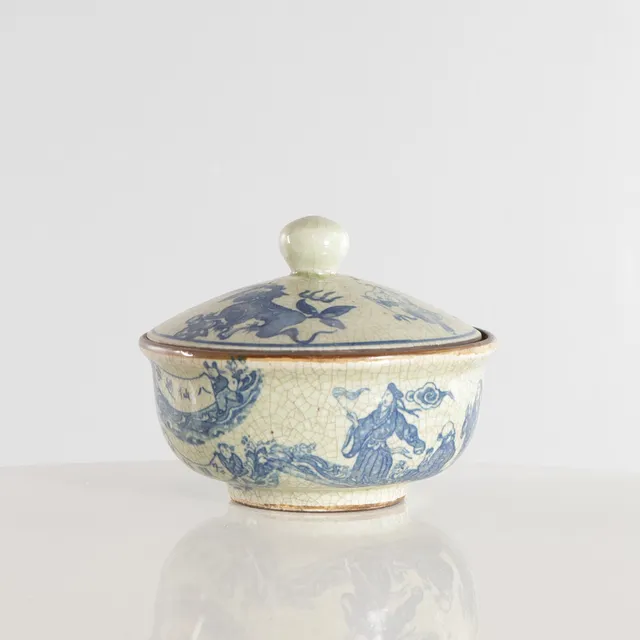 Kinesisk lågskål af krakelé porcelæn, dekoreret i blå. Kina, 20. årh.