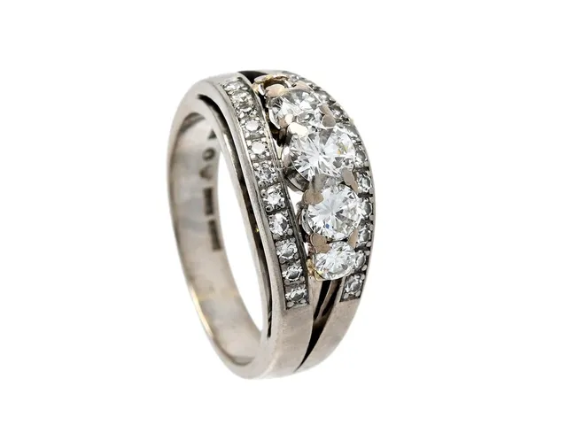RING, 18K vitguld, 4 briljant - och 22 åttkantslipade diamanter ca 0,72 ctv, stl 15,25 mm, vikt 7,6 g, en diamant saknas, enstaka diamanter med skador och nagg, ringen är nedsliten och har mycket svaga fattningar.