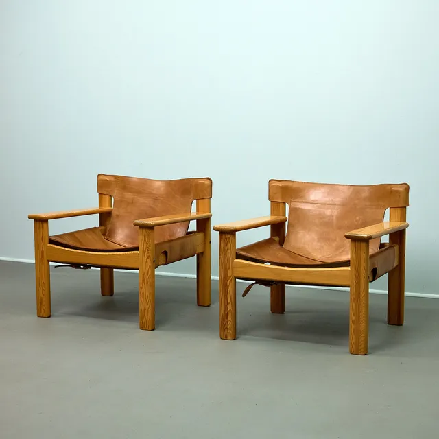 KARIN MOBRING. zwei Lounge Sessel, "Natura" Ikea, Kiefer und Leder, 1970er Jahre (2).