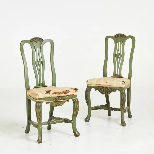 STOLAR, 1 par, bemålade, snidad dekor, genombruten ryggbricka, rokokostil, 18/1900-tal.