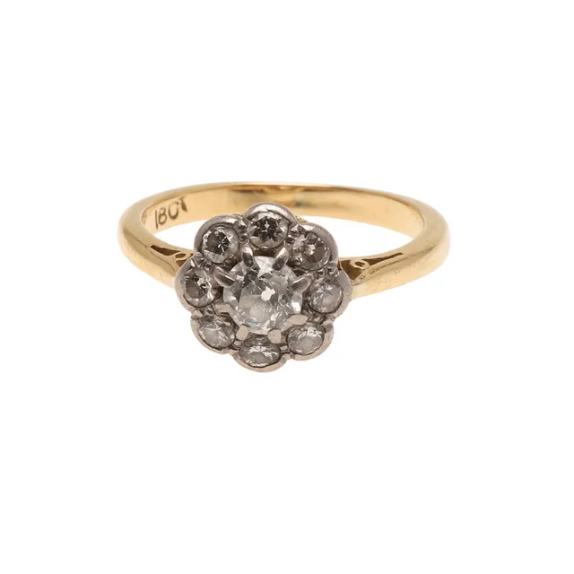 A DIAMOND CLUSTER RING.