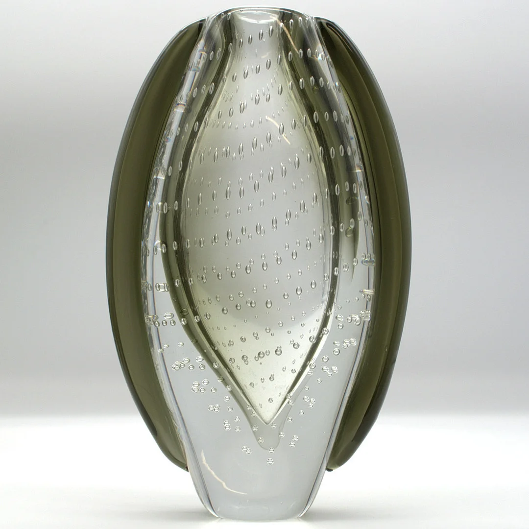 ARCHIMEDE SEGUSO. MURANOGLAS VASE MIT LUFTBLASEN, BULLICANTE BUBBLE, KLARES GLAS AUSSEN, INNEN GRÄULICH, 1970ER JAHRE. — Art glass — Kunst- und Auktionshaus Kleinhenz