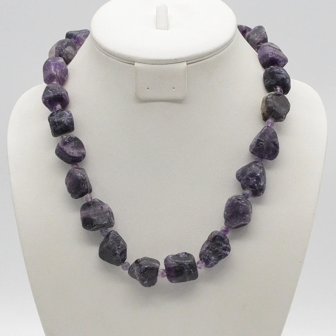EDELSTEINCOLLIER AUS AMETHYST, NATURBELASSENE NUGGETS UND KLEINE POLIERTE PERLEN, VERGOLDETER VERSCHLUSS, VINTAGE, CA. 54 CM. — Necklace — Kunst- und Auktionshaus Kleinhenz