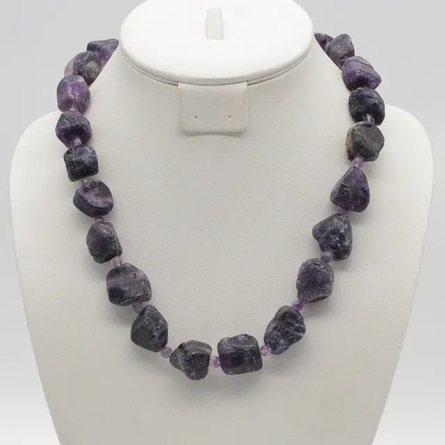 EDELSTEINCOLLIER AUS AMETHYST, NATURBELASSENE NUGGETS UND KLEINE POLIERTE PERLEN, VERGOLDETER VERSCHLUSS, VINTAGE, CA. 54 CM.