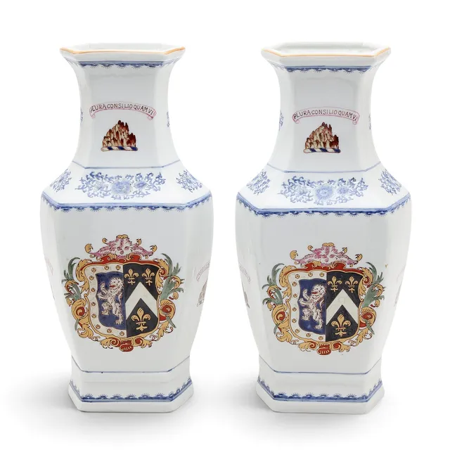 Pareja de jarrones chinos en porcelana "familia rosa" del siglo XX al estilo de Compañía de Indias del siglo XVIII.