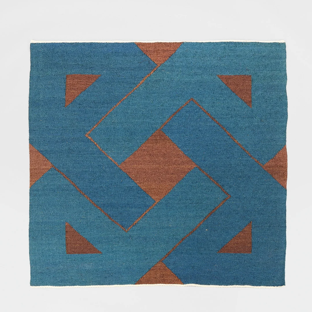 DANSK DESIGN. Vævet vægtæppe med geometrisk mønster, jute på hør, Vibeke Klint-stil, ca. 1970/1980. — European Carpets & Textiles — Palsgaard Kunstauktioner