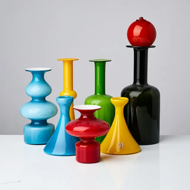 OTTO BRAUER. PARTI VASER, 8 dlr, bestående av 2 gula, 2 blåa, 1 röd, 1 ljusgrön, 1 mörkgrön, 1 röd propp.