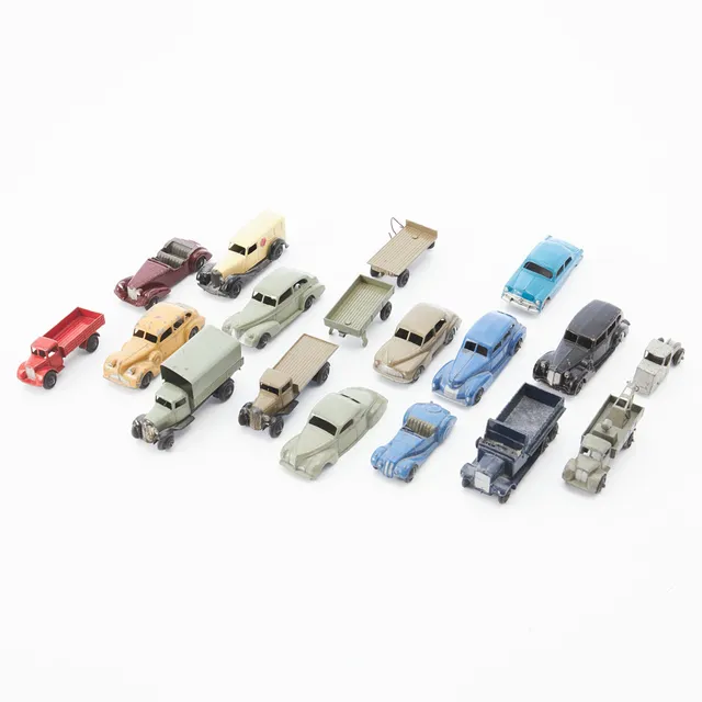 DINKY TOYS MODELLFORDON, 13 st, 1940-50-tal, därav 5 lastbilar.