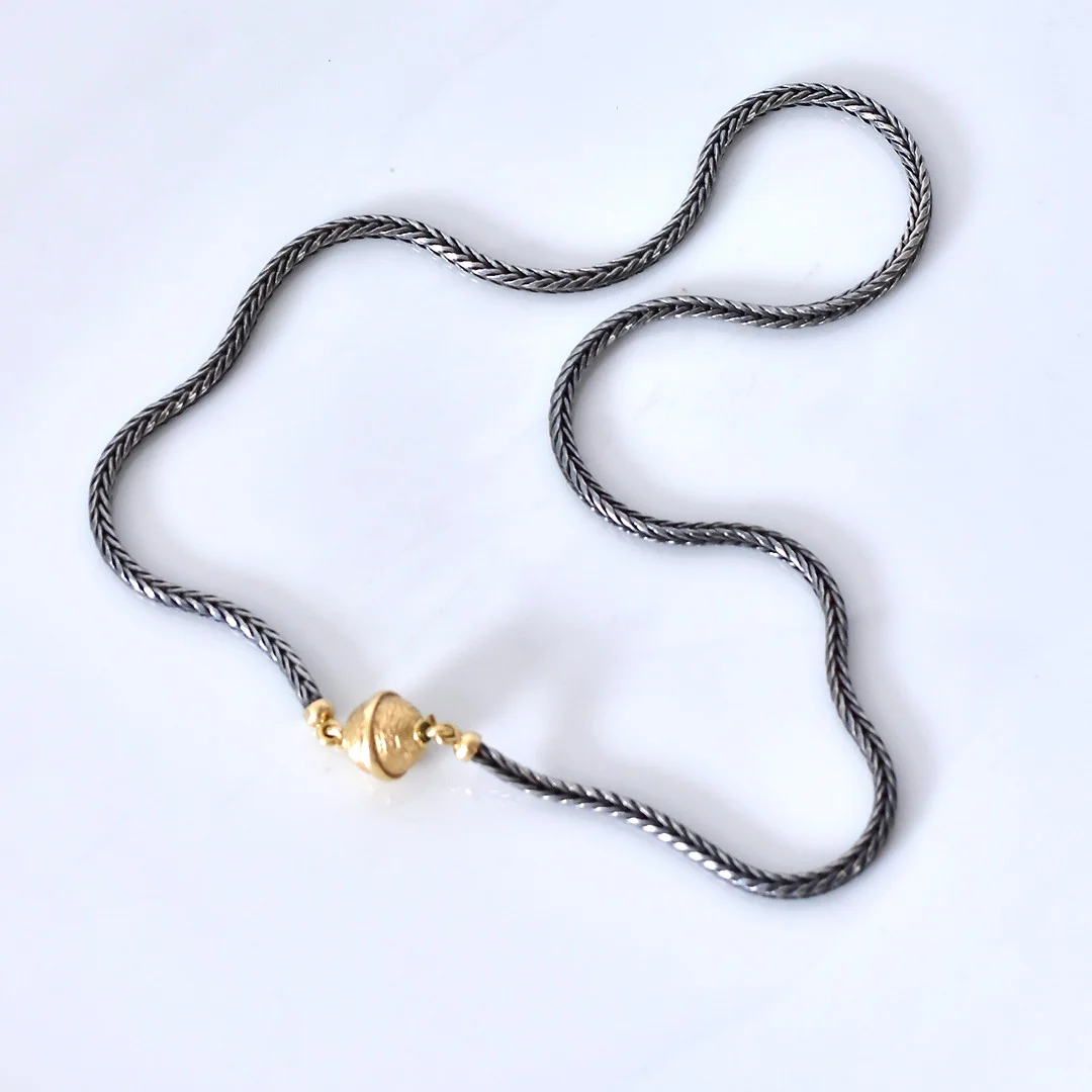 PER BORUP. Collier med guldlås, 18K. — Necklace — Halmstads Auktionskammare