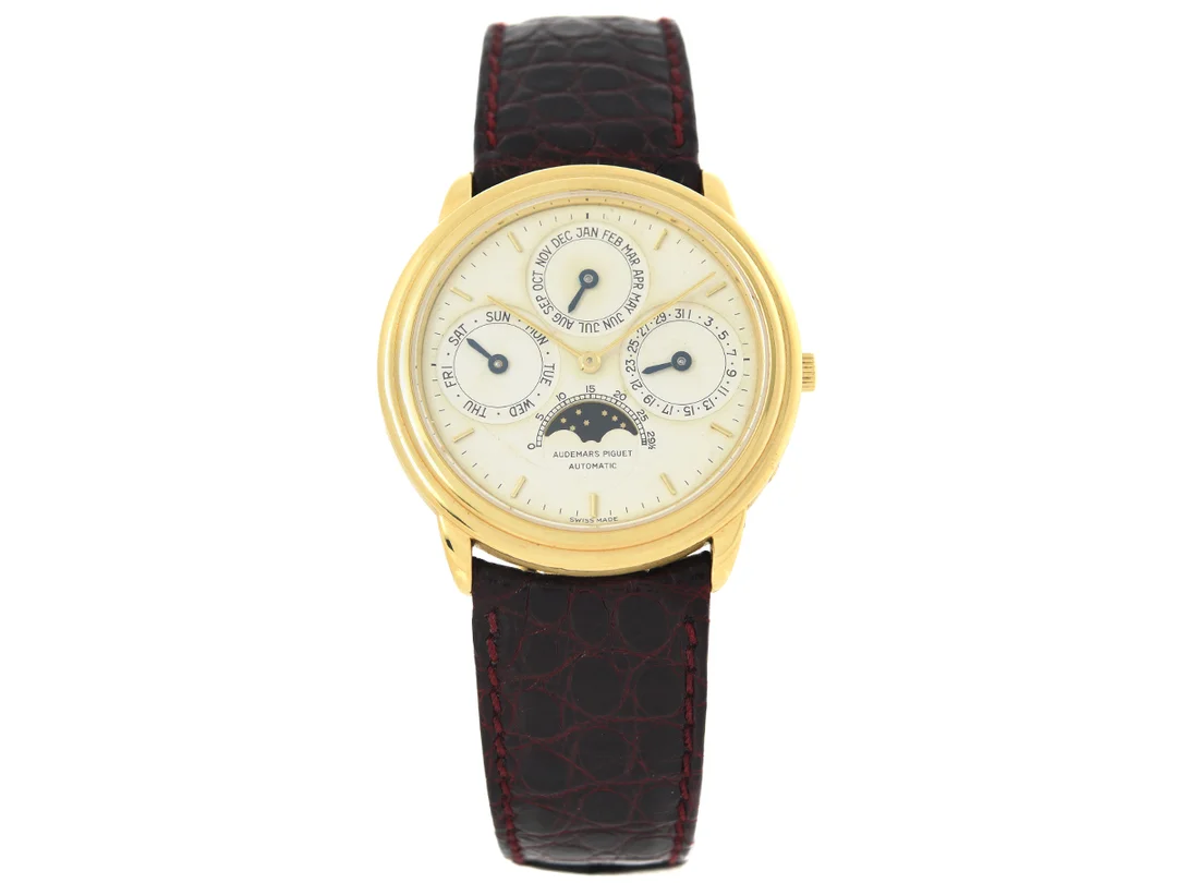 AUDEMARS PIGUET, Quantieme Perpetual, Cal 2120/2, Serie nr. 331517, Ref nr. 25657BA.OO.0002XX.04, Boett nr. C82517-3736, herrur, 36 mm, 18K guld, automatisk, safirglas, dag, datum, månad, månfas, läderband, viklås i 18K guld, ca 1993. — Klockor/Audemars Piguet — Kaplans