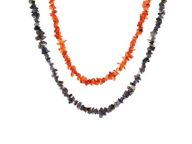 SMYCKESET, collier x 2, ametist, agat, lås i vitmetall, längd ca 45 cm.