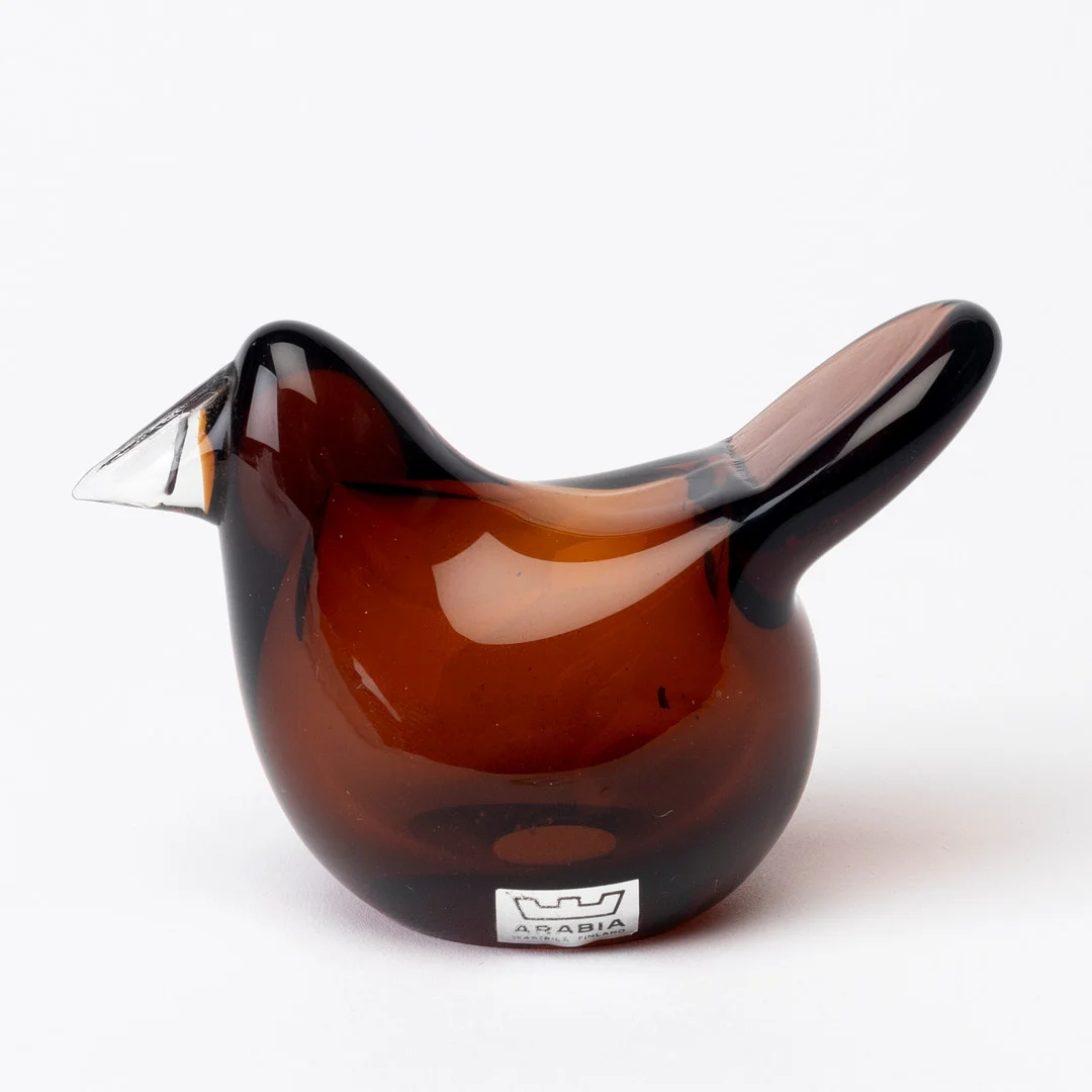 OIVA TOIKKA. Figurin, glas, fågel, "Sieppo", signerad, etikettmärkt, Nuutajärvi, Notsjö, Finland. — Art glass — Auktionshuset Kolonn