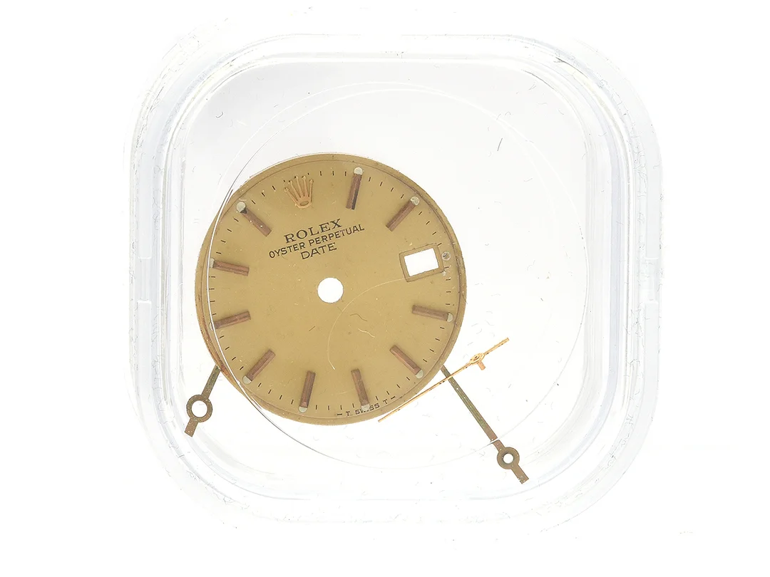 URTAVLA, till Rolex Oyster Perpetual Date (- T Swiss T-), damur, champagne/index, skadad (7/10), passar till fyrsiffrig referens, inklusive visare (skadade). — Klocktillbehör/Rolex — Kaplans