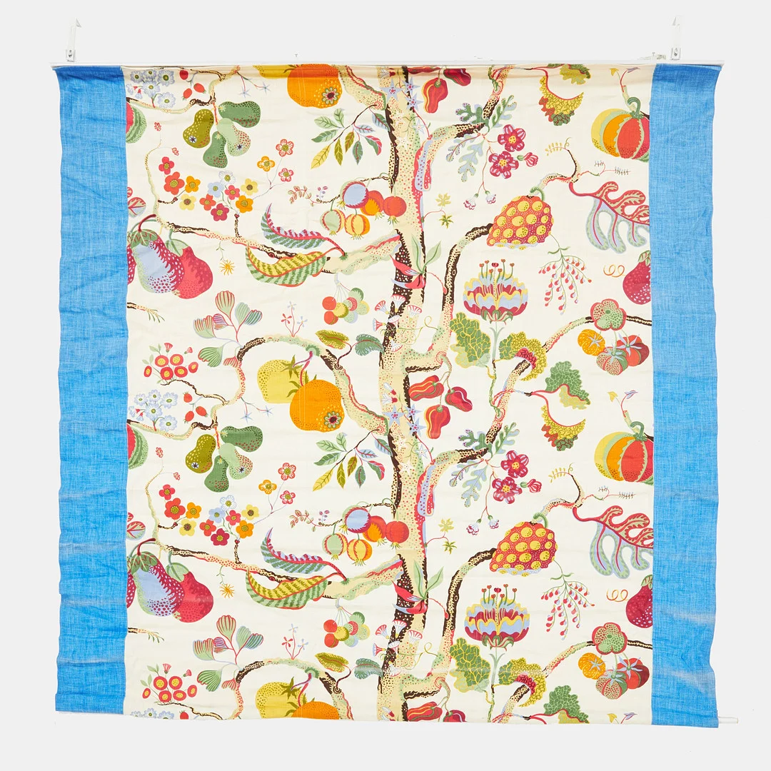JOSEF FRANK. "Vegetable tree", Firma Svenskt tenn, hissgardin, linne. — Textiles — Stockholms Auktionsverk Sickla