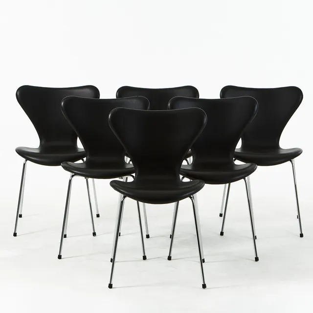 ARNE JACOBSEN. Stolar, 6 st, "Sjuan", skinnklädsel, märkta Fritz Hansen undertill.