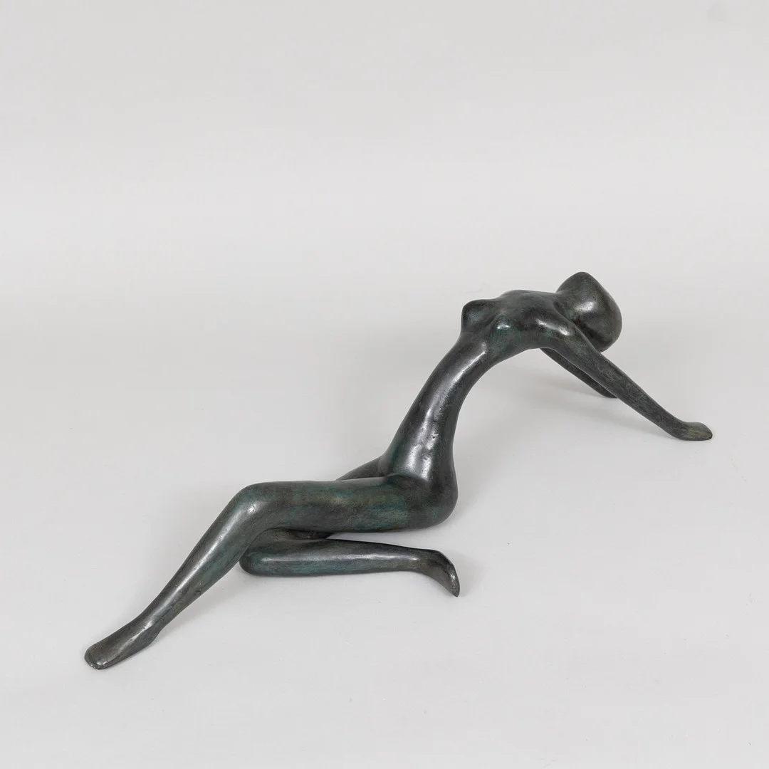 ART PEOPLE GALLERY, SWEDEN. Liggande modell, grönpatinerad brons, samtida, stämplad A P G. — Sculptures & Bronzes — Garpenhus Auktioner