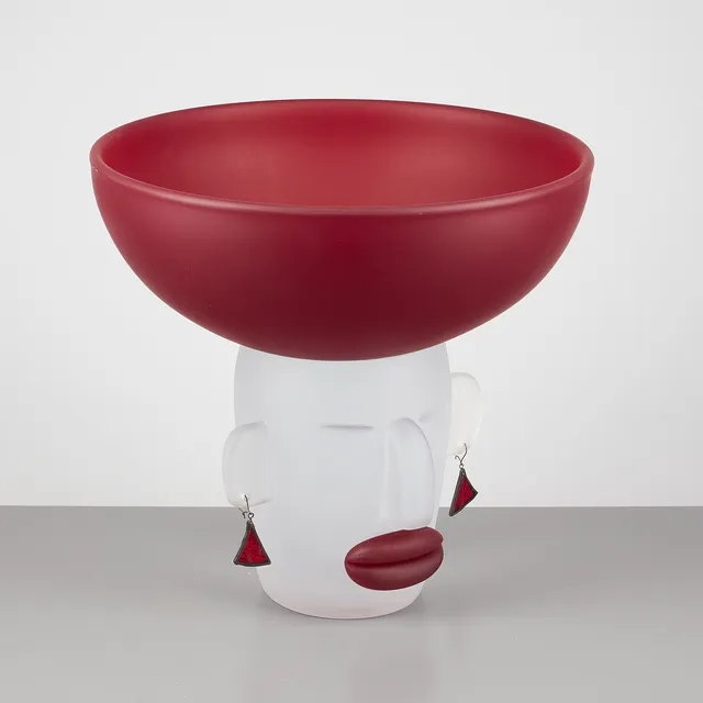 REIMA MAARONEN (1957). GLASSKULPTUR, "Remu", signerad Reima Maaronen Nuutajärvi samt daterad 2000, rött och matterat konstglas.