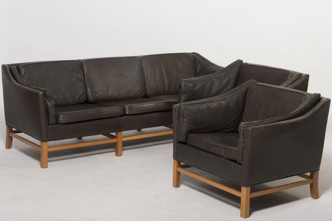 Grant møbelfabrik Tre-pers. sofa og to lænestole med løse ryg og sædehynder (3) — Furniture/Lounge suites, sofas — Lauritz