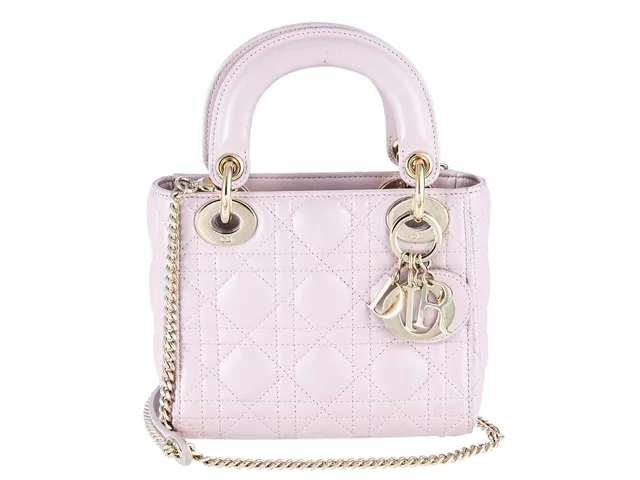 DIOR, VÄSKA, Lady Dior, Lotus Pale Lilac Peralescent, Cannage lammskinn, ljusa guldfärgade beslag, 16,5x14x6,5 cm, märkt 15-BO-1119, år 2019, avtagbar axelrem i kedja, care booklet, cert, dustbag, plast på beslag. Good Condition.