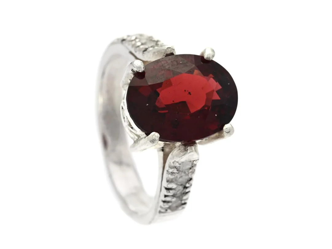 RING, silver, ovalslipad granat, vita topaser, stl 18 mm, vikt 5,6 g. — Smycken/Ring — Kaplans