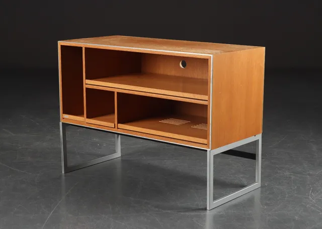 Jacob Jensen for Bang & Olufsen. Stereobænk, egetræ