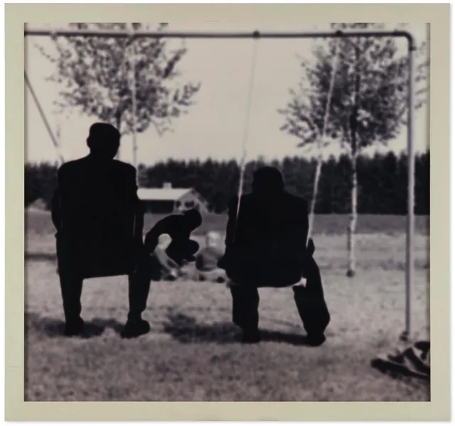 Maria Miesenberger, "Utan titel (Männen i gungan)", 1996.