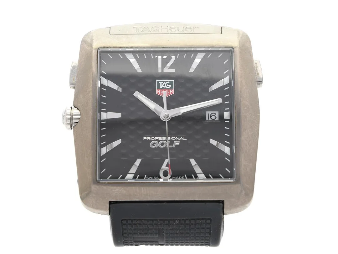 TAG HEUER, Professional Sports "Golf", "Tiger Woods Edition", Serie nr. EWS6848, Ref nr. WAE1111-0, herrur, 36,5 x 33 (37) mm, stål/titan, quartz, safirglas (repor/nagg), datum, integrerat gummiband, cert, januari 2011. — Klockor/Tag Heuer — Kaplans