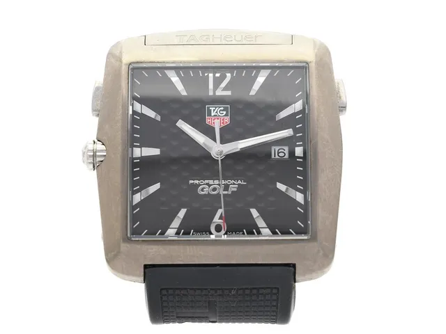 TAG HEUER, Professional Sports "Golf", "Tiger Woods Edition", Serie nr. EWS6848, Ref nr. WAE1111-0, herrur, 36,5 x 33 (37) mm, stål/titan, quartz, safirglas (repor/nagg), datum, integrerat gummiband, cert, januari 2011.