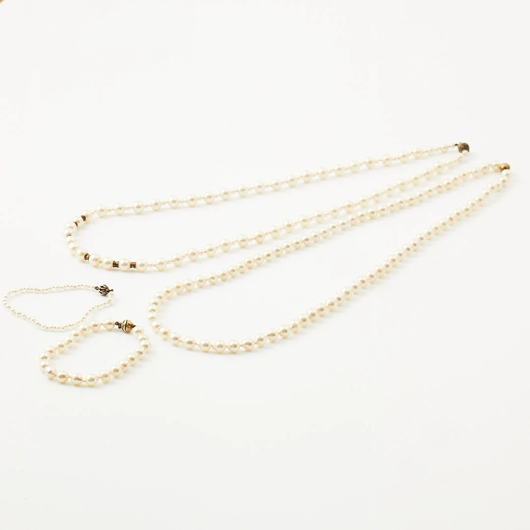 COLLIER, 2 st., ARMBAND, 2 st., odlade vita delvis barocka sötvattenspärlor, silverlås. — Necklace — Stockholms Auktionsverk Magasin 5