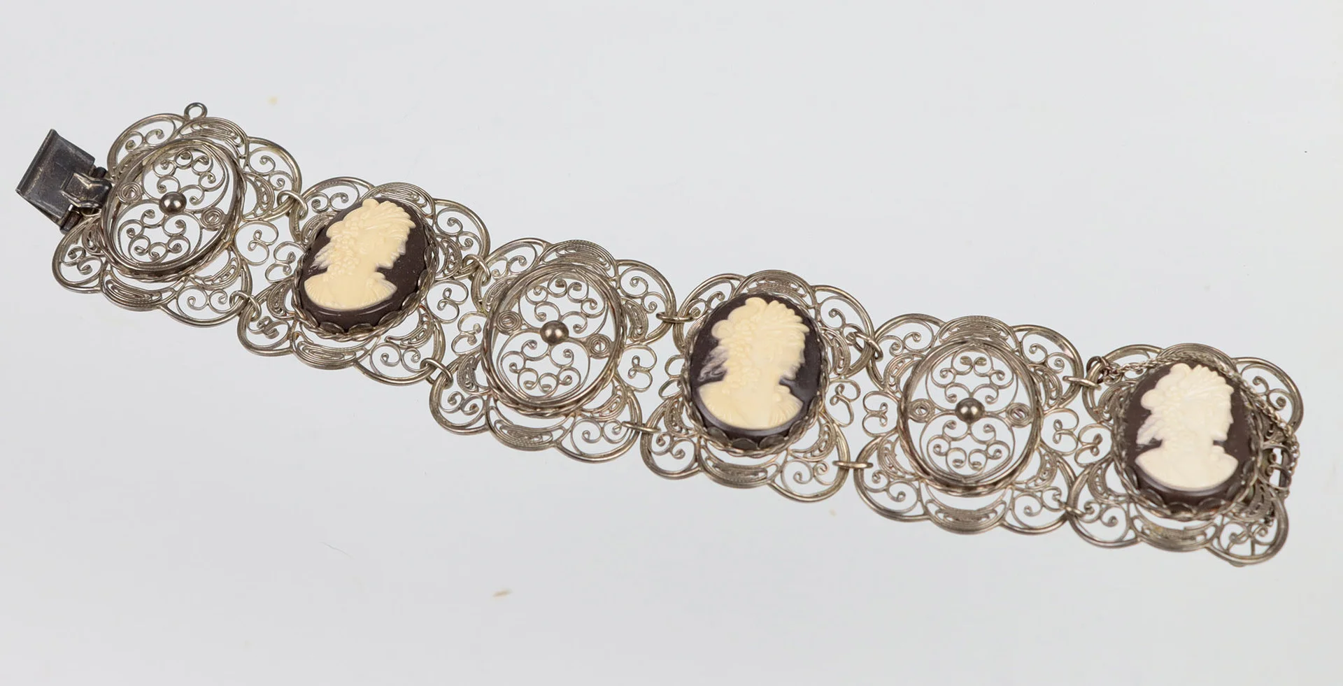 ANTIKES GEMMEN ARMBAND, SILBER 835. — Bracelets — Auktionshaus Bossard