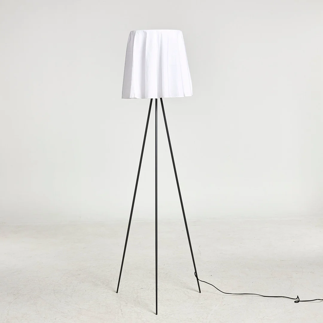 PHILIPPE STARCK. Golvlampa, "Rosy Angelis", för Flos, stomme i aluminium samt polykarbonat, skärm i vitt tyg. — Floor lights — Stockholms Auktionsverk Sickla