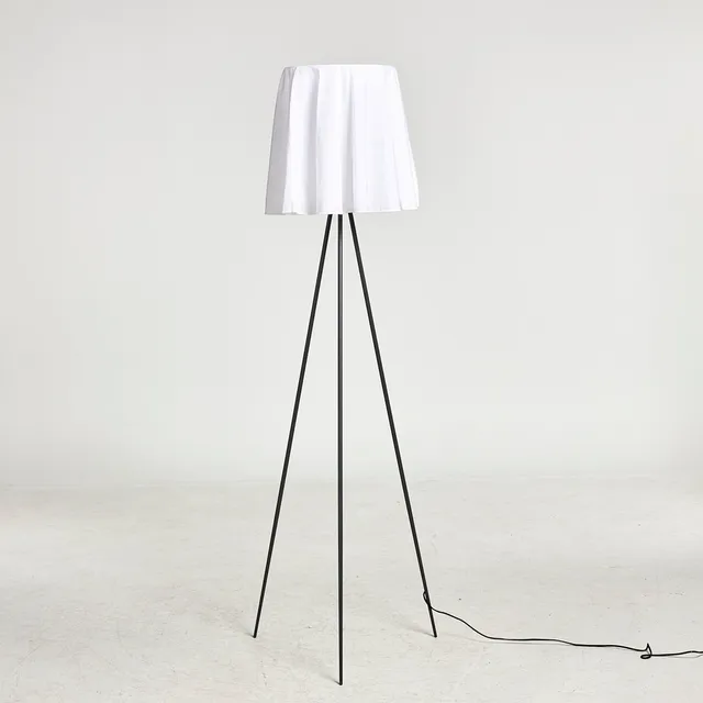 PHILIPPE STARCK. Golvlampa, "Rosy Angelis", för Flos, stomme i aluminium samt polykarbonat, skärm i vitt tyg.