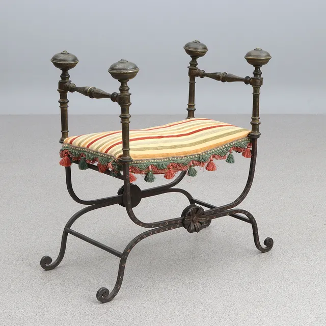 CARL HÖRVIK. MÖJLIGEN. TABURETT. Patinerat smide och mässing, textilklädd sits. Sannolikt 1920-tal.
