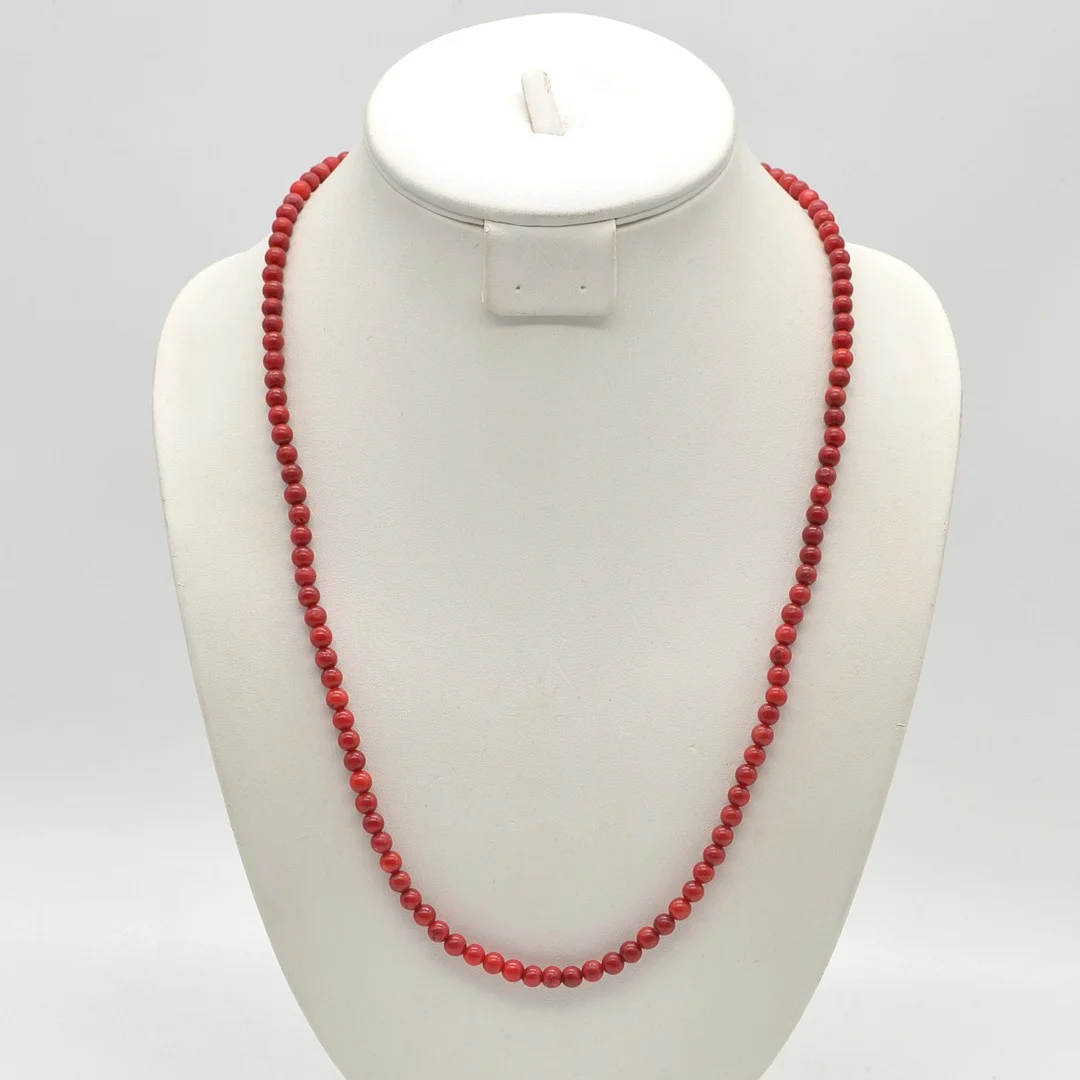 PERLENCOLLIER AUS ROTER KORALLE, EINREHIG, POLIERT, MIT VERSCHLUSS, 20. JAHRHUNDERT, CA. 62 CM. — Necklace — Kunst- und Auktionshaus Kleinhenz