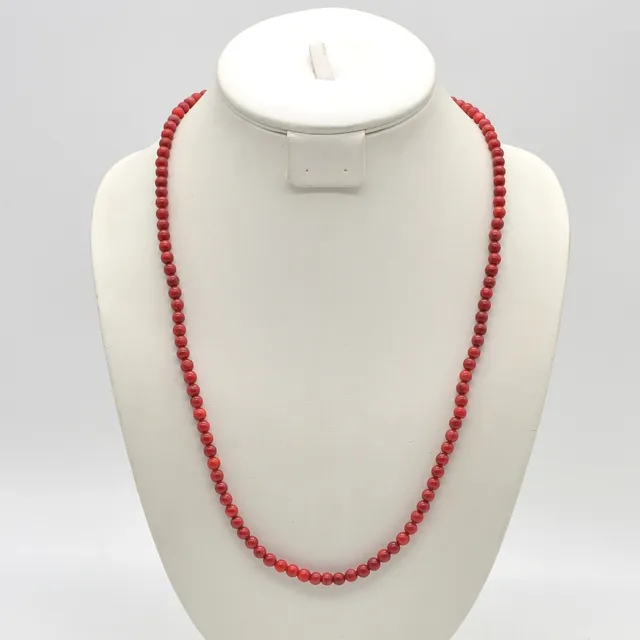 PERLENCOLLIER AUS ROTER KORALLE, EINREHIG, POLIERT, MIT VERSCHLUSS, 20. JAHRHUNDERT, CA. 62 CM.