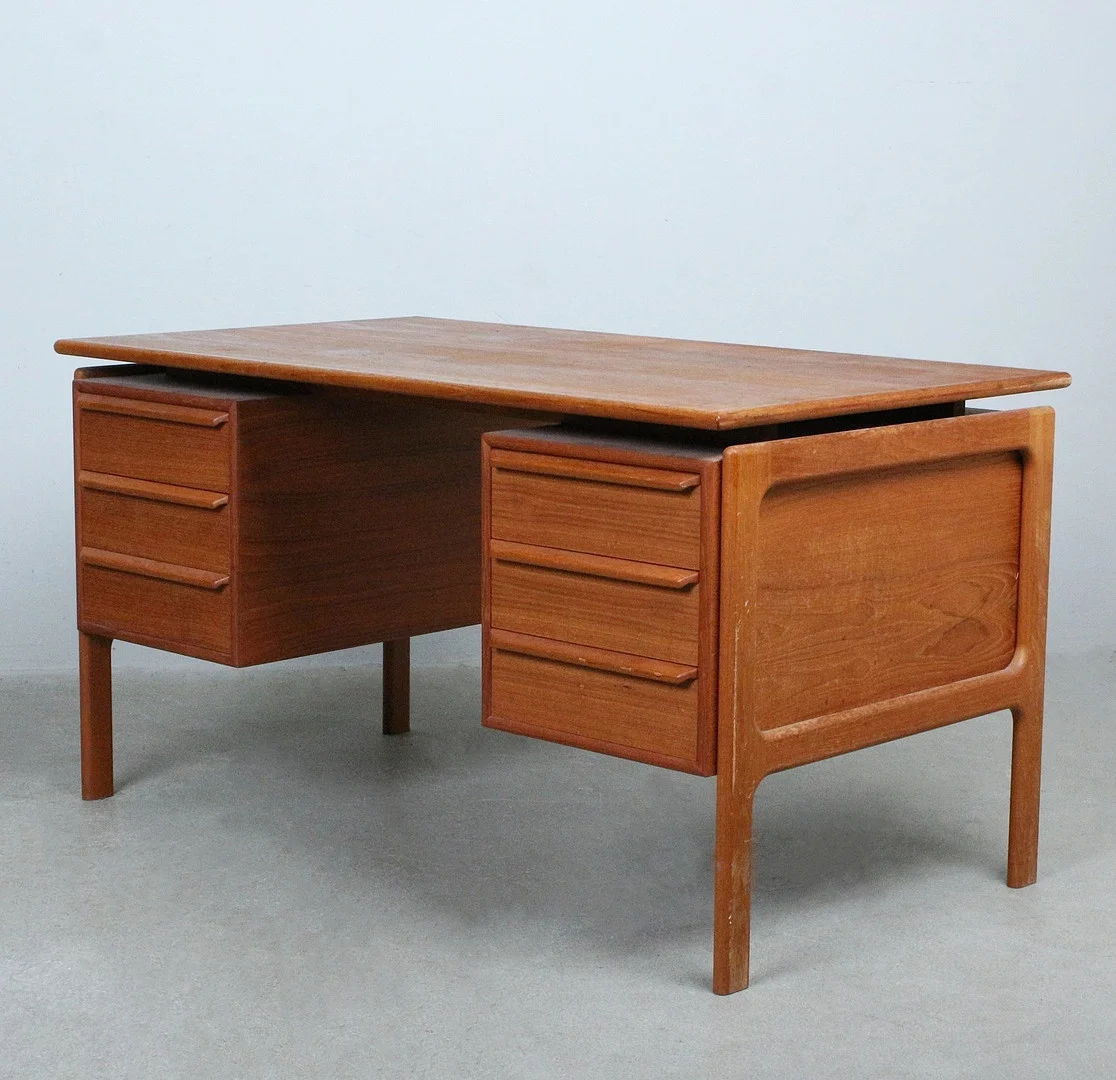 G.V. GASVIG. für GV Møbler, Schreibtisch / Tisch, Teak, 1960er Jahre, Dänemark. — Desks — Stockholms Auktionsverk Düsseldorf/Neuss